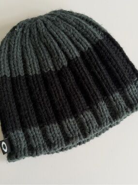 Oakley Knit Beanie Gray and Black Soft Warm beanie Unisex EUC
